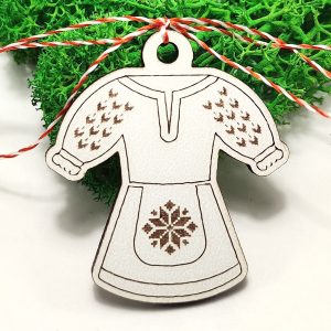 Costum popular cu brosa - Martisor artizanal de lemn -  fundal alb