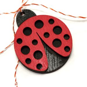 Buburuza in doua culori cu brosa - Martisor artizanal de lemn