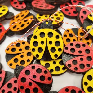 Buburuza in doua culori cu brosa - Martisor artizanal de lemn