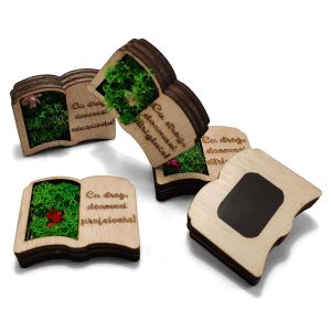 Carte cu licheni si mesaj gravat