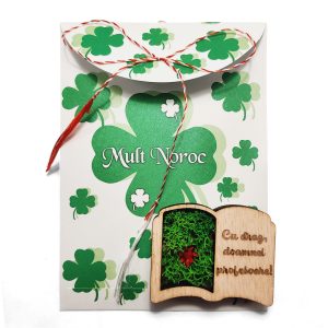 Carte cu licheni si mesaj gravat